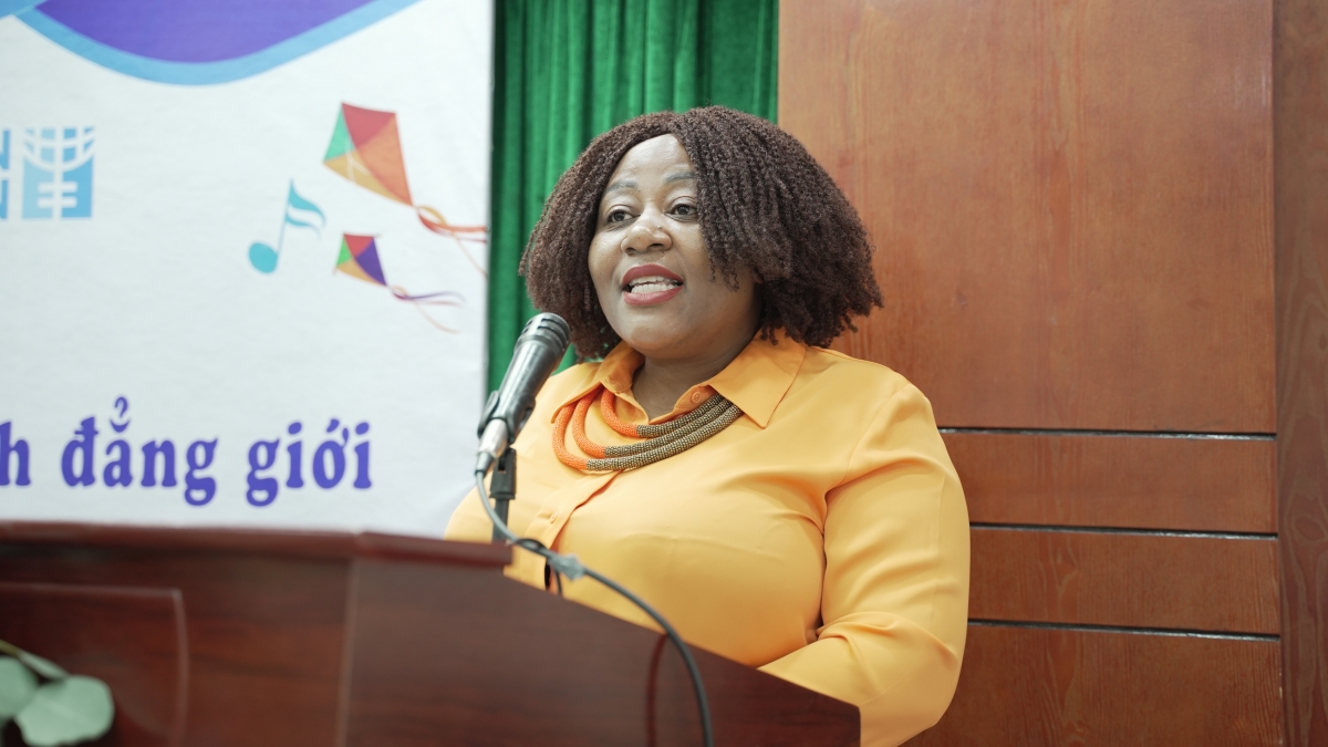 Bà Caroline Nyamayemombe, Quyền Trưởng Văn Phòng UN Women Việt Nam
phát biểu tại lễ khai mạc Cuộc thi