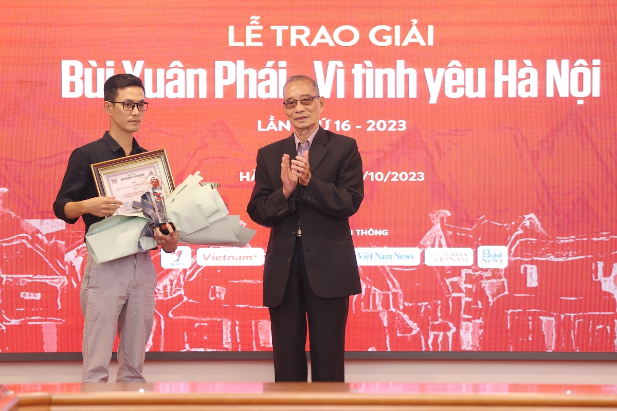 Cuốn sách Phố Hàng Bột, chuyện “tầm phào” mà nhớ của Hồ Công Thiết nhận Giải Tác phẩm - Vì tình yêu Hà Nội. Ảnh: BTC