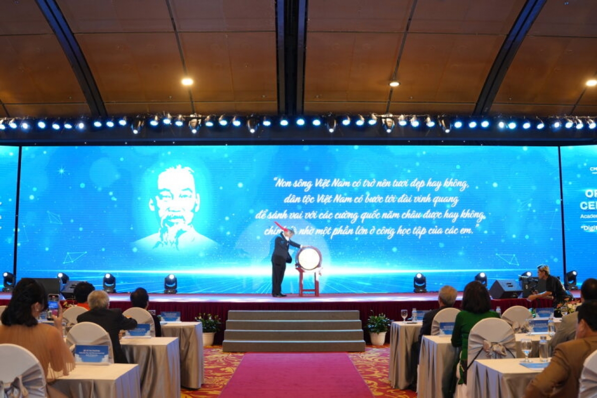Hiệu trưởng Trường Đại học CMC đánh trống khai giảng năm học mới 