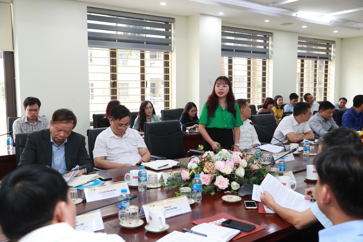 PGS.TS Đặng Thu Hương, Phó hiệu trưởng Trường Đại học KHXH&NV báo cáo công tác đào tạo của Viện đào tạo BCTT của trường