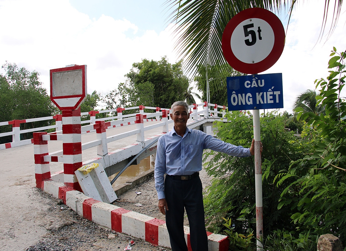 Cầu Ông Kiết được ông Bé Hai vận động xây dựng với chiều dài 40m, ngang 4m, tải trọng 5 tấn