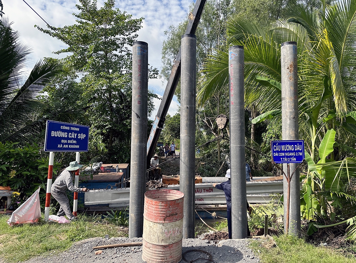 Cầu Mương Dâu được khởi công xây dựng hôm 23/8 với kinh phí 600 triệu đồng, trong đó ông Hai vận động và đóng góp 300 triệu đồng