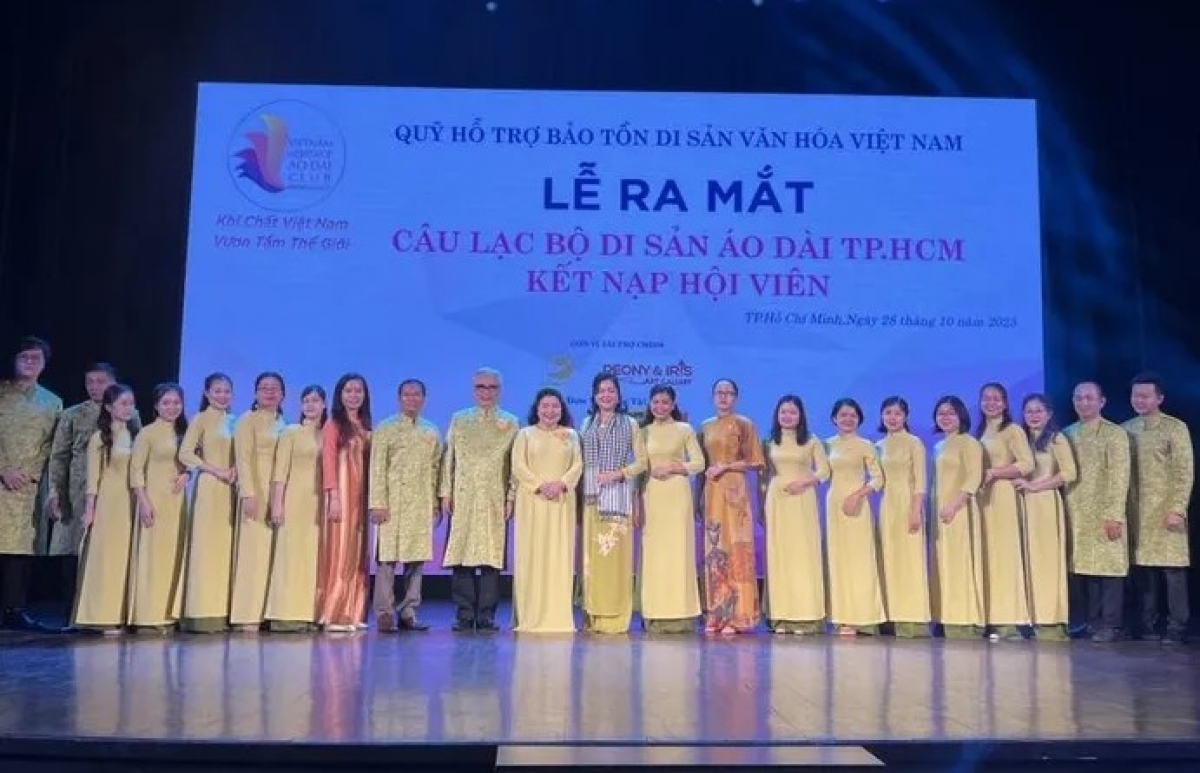 Thành viên CLB Di sản áo dài TP.HCM chụp ảnh lưu niệm.