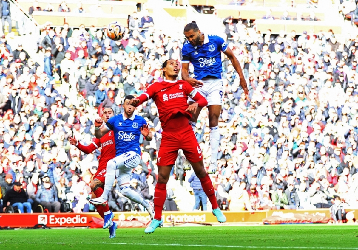 Liverpool (áo đỏ) đánh bại Everton 2-0. Ảnh: Getty