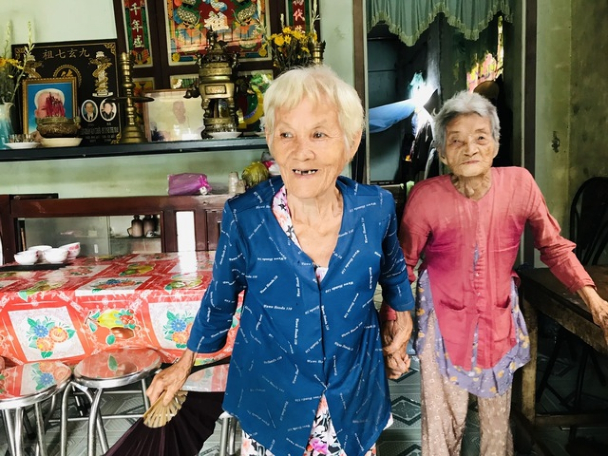 Mẹ con bà Hai làm gì cũng có nhau
