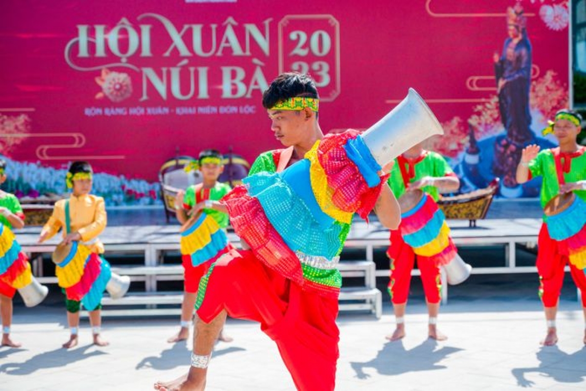 Múa trống Chhay dăm được trình diễn tại Hội xuân Núi Bà Đen năm 2023. Ảnh: BTC