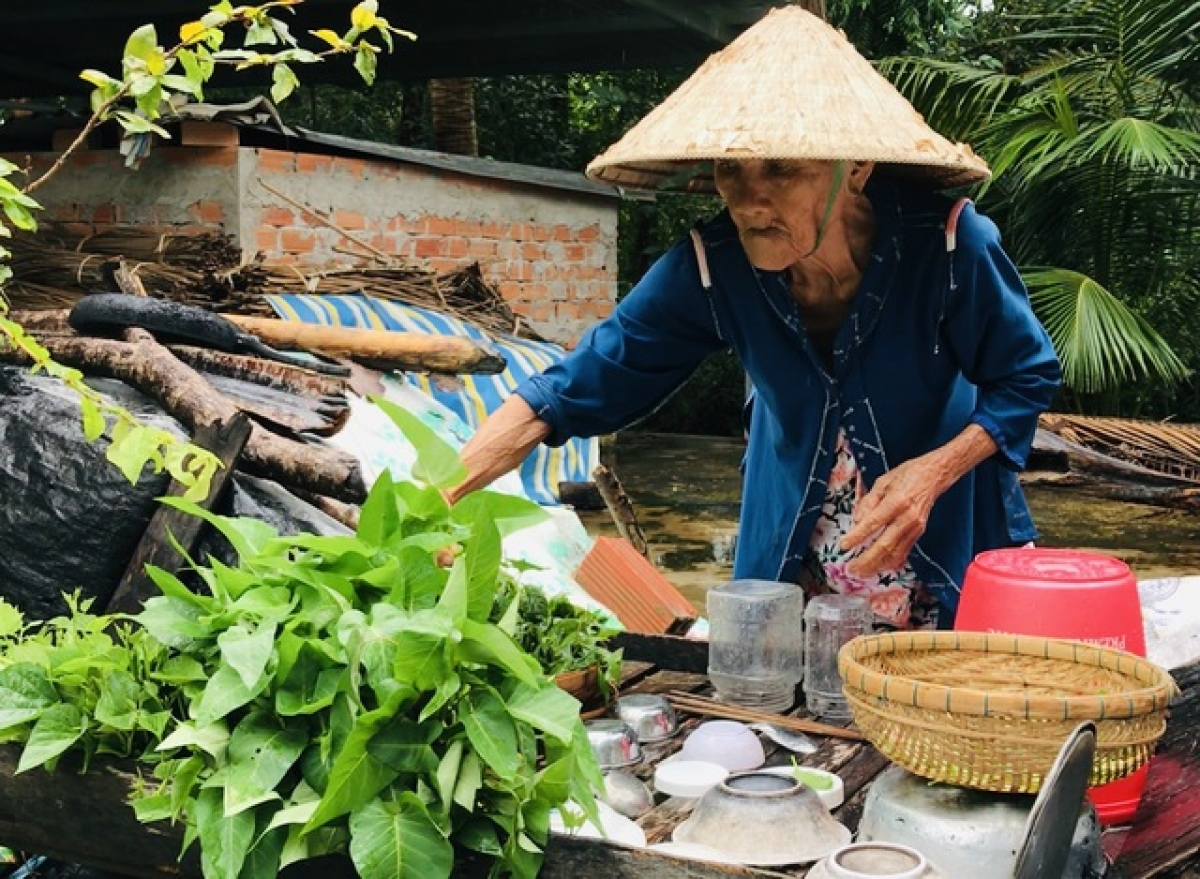 Ngày mưa, cuộc sống của hai mẹ con thiếu thốn hơn khi không thể bán cọng rau, con ốc