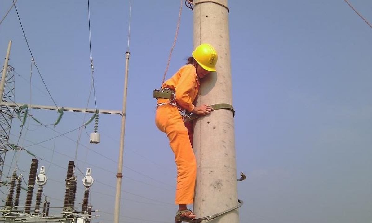 Dù là phụ nữ nhưng các chị không nề hà bất cứ công việc gì