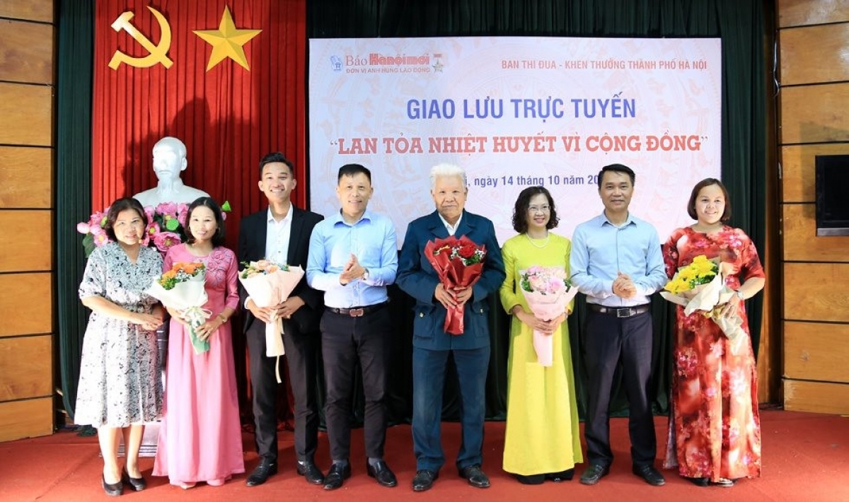 Ông Lê Đình Duật (đứng thứ tư từ trái sang)