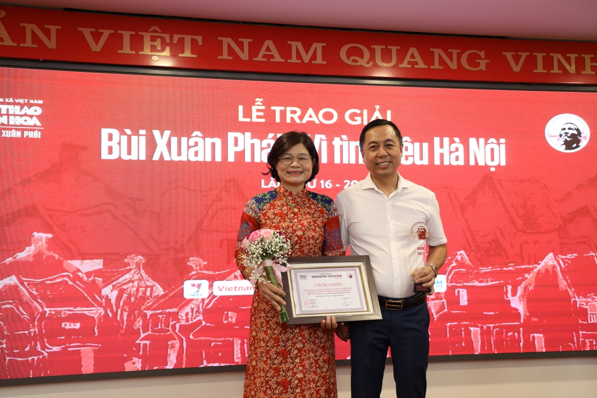 TS. Đỗ Hồng Cường, Bí thư Đảng ủy, Chủ tịch Hội đồng trường và TS. Lê Thị Thu Hương, Trưởng khoa Văn hóa Du lịch tại Lễ trao giải