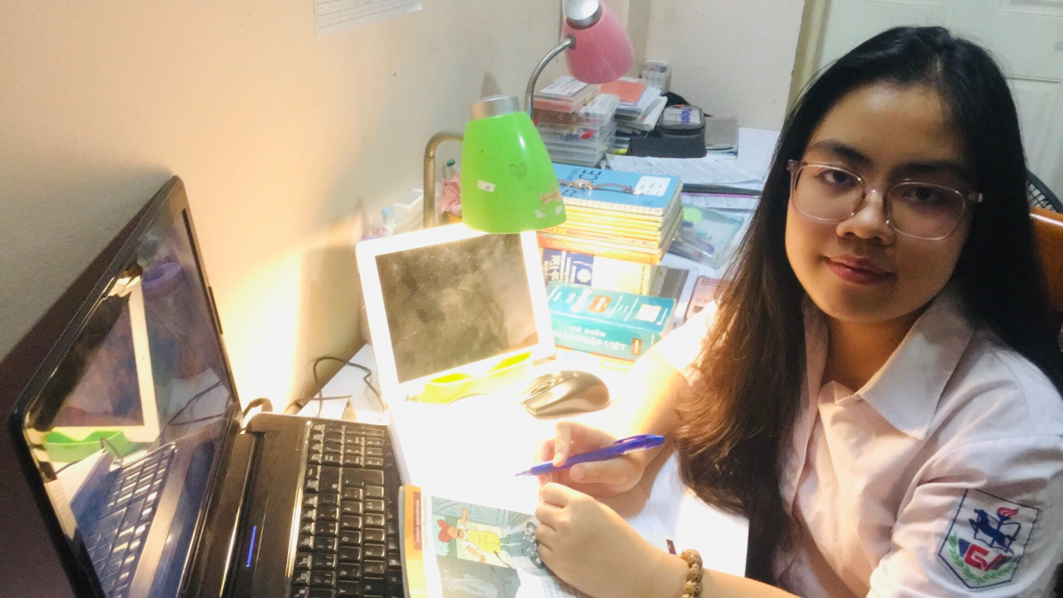 Em Nguyễn Nhật Linh – học sinh lớp 9A17 Trường THCS Giảng Võ, Hà Nội – thủ khoa bằng DELF B1 khóa thi tháng 9/2023