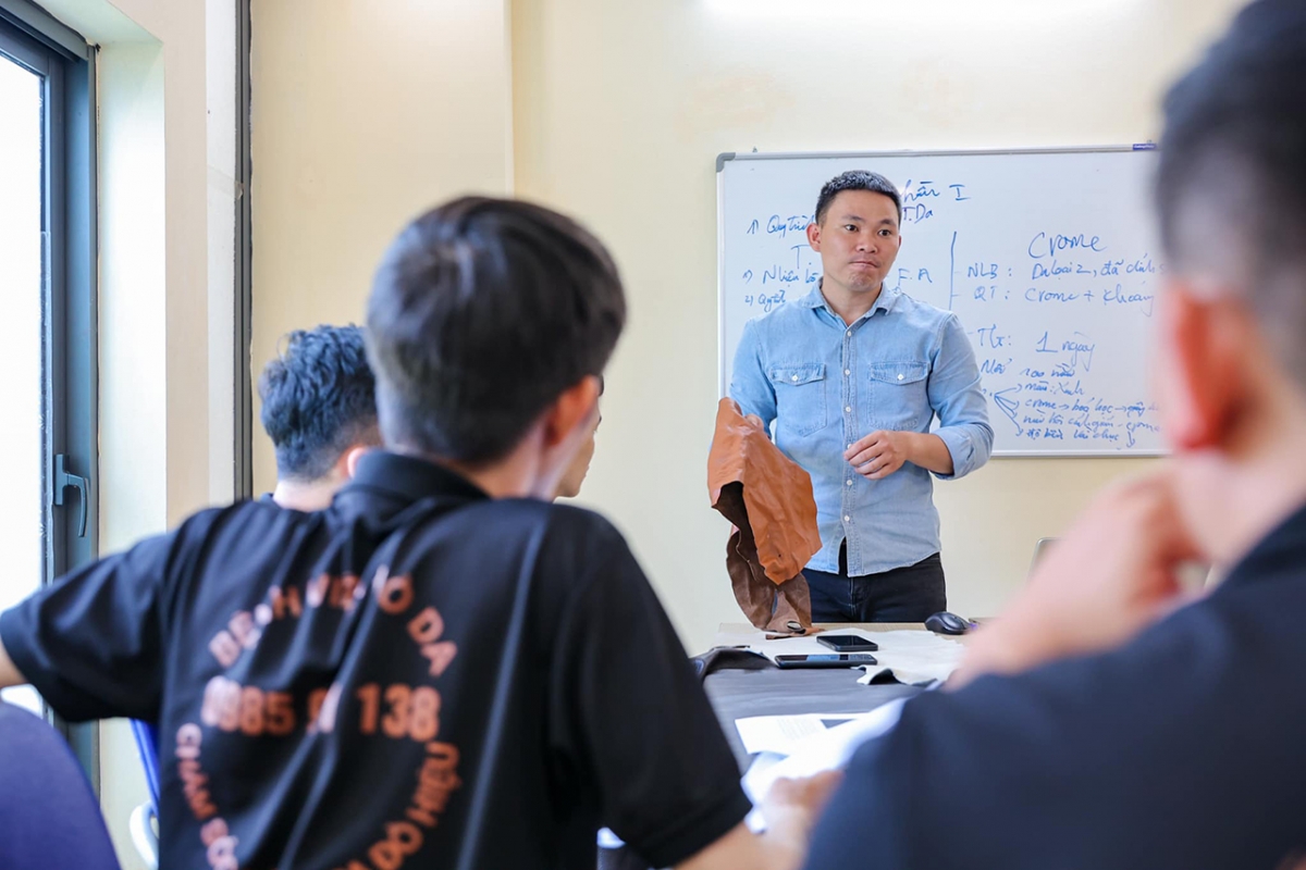 Nguyễn Văn Phúc (áo xanh) là người mở ra Bệnh viện đồ da