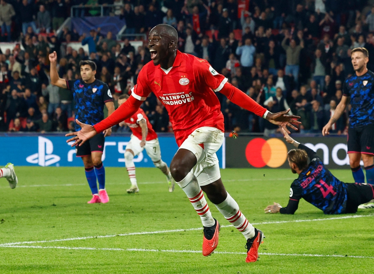 Sergio Ramos mắc sai lần trong trận PSV 2-2 Sevilla