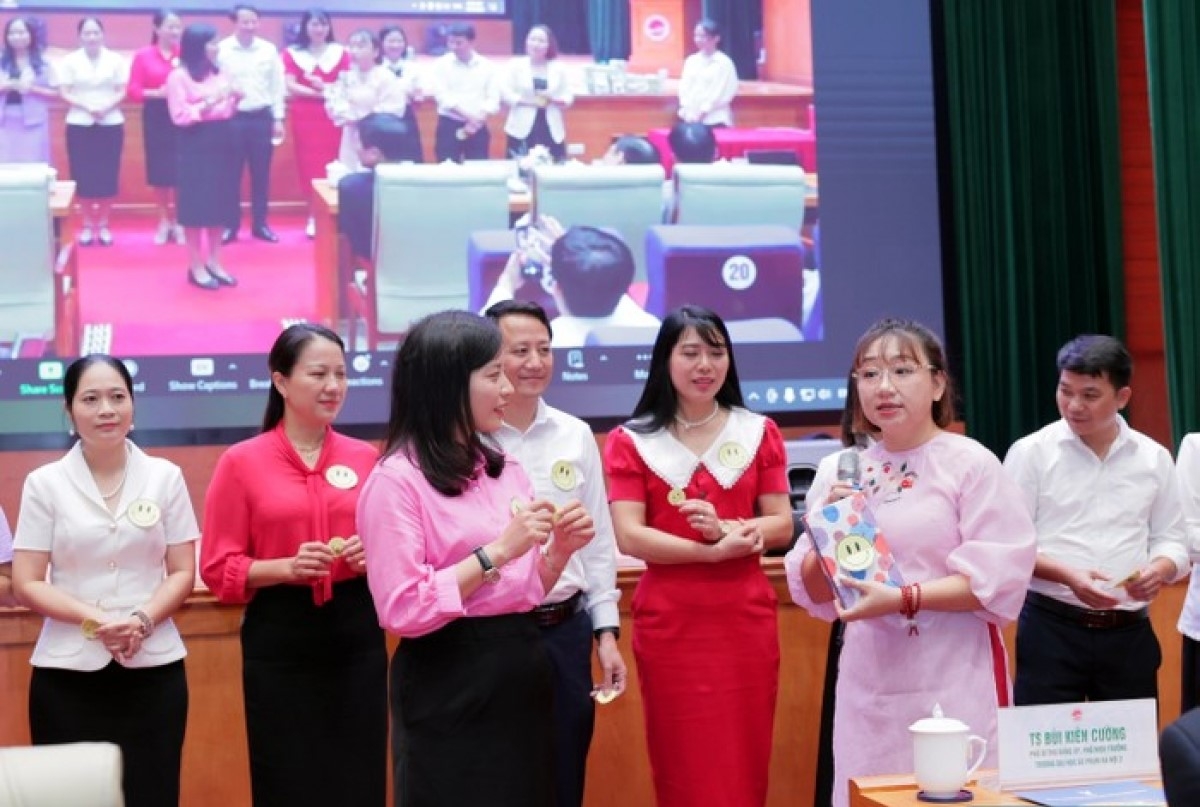Các đại biểu nhiệt tình hưởng ứng các trò chơi được tổ chức qua các phần trao đổi, chia sẻ.