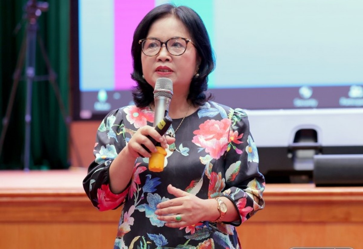 Phó Giáo sư, Tiến sĩ Đặng Thị Thanh Huyền - Phó Giám đốc VIGEF chia sẻ tham luận “Hiệu trưởng kiến tạo Trường học hạnh phúc”.