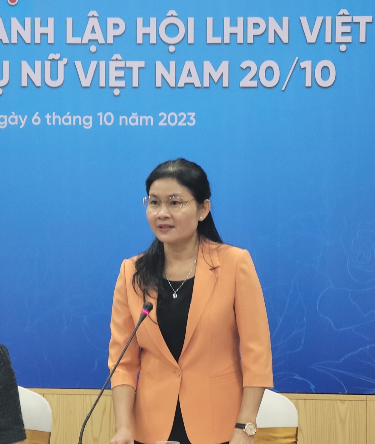 Bà Tôn Ngọc Hạnh - Ủy viên dự khuyết Trung ương Đảng, Phó chủ tịch Hội LHPNVN thông tin tại buổi họp báo kỷ niệm 93 năm ngày thành lập Hội LHPNVN