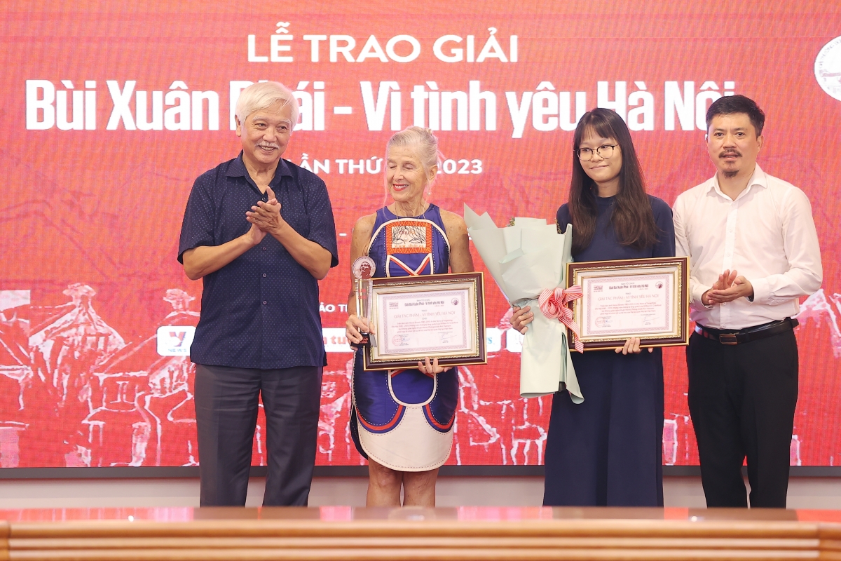 Triển lãm ảnh Hanoi Streets 1985-2015: In the Years of Forgetting (Hà Nội 1985 - 2015: Những năm tháng bị lãng quên) của William E. Crawford do Không gian nghệ thuật Manzi, Phòng tranh Art Vietnam phối hợp tổ chức với sự tài trợ của Đại sứ quán Mỹ tại Việt Nam nhận Giải Tác phẩm - Vì tình yêu Hà Nội. Ảnh: BTC