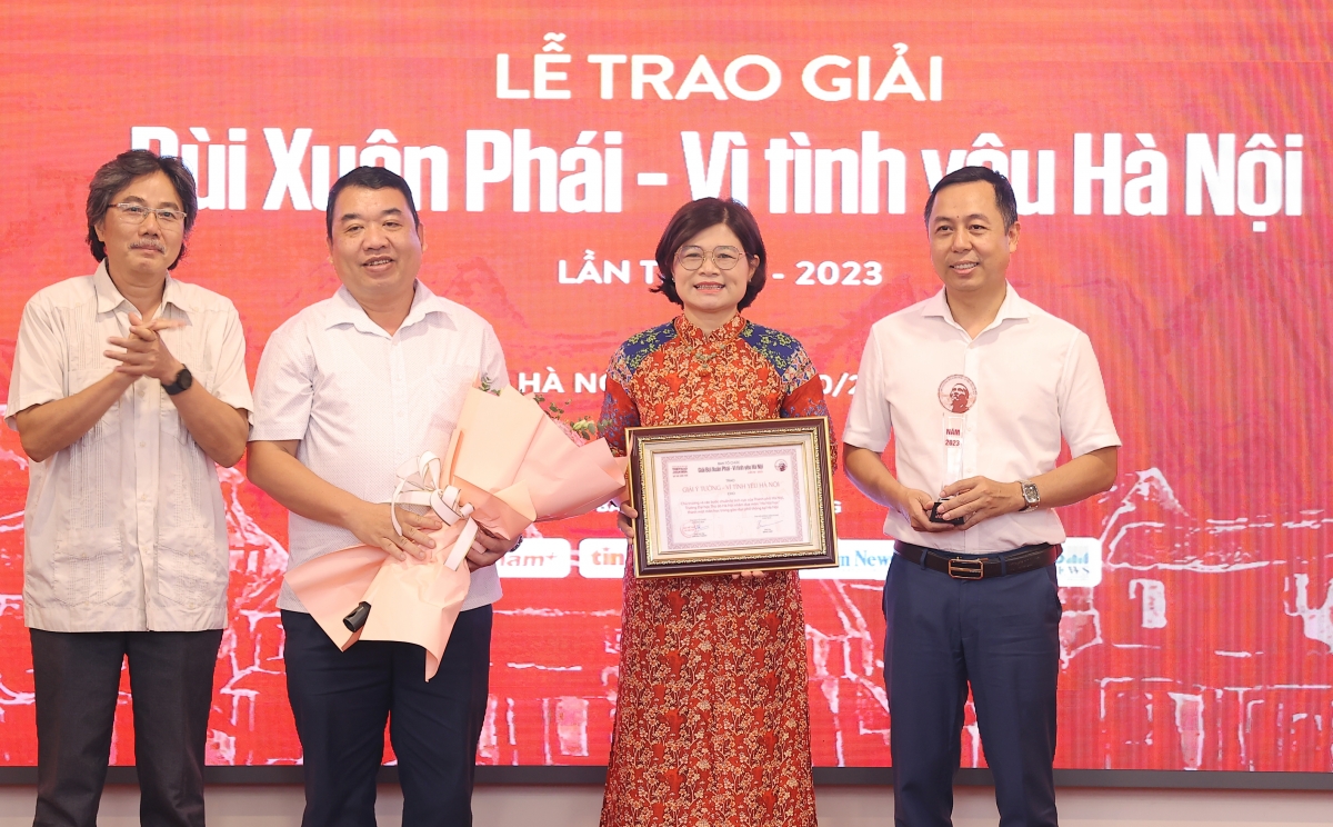 Giải Ý tưởng - Vì tình yêu Hà Nội được trao cho: Chủ trương và các bước chuẩn bị tích cực của Thành phố Hà Nội, Trường Đại học Thủ đô Hà Nội cùng các đơn vị liên quan nhằm đưa "Hà Nội học" thành một môn học trong giáo dục phổ thông tại Hà Nội. Ảnh: BTC