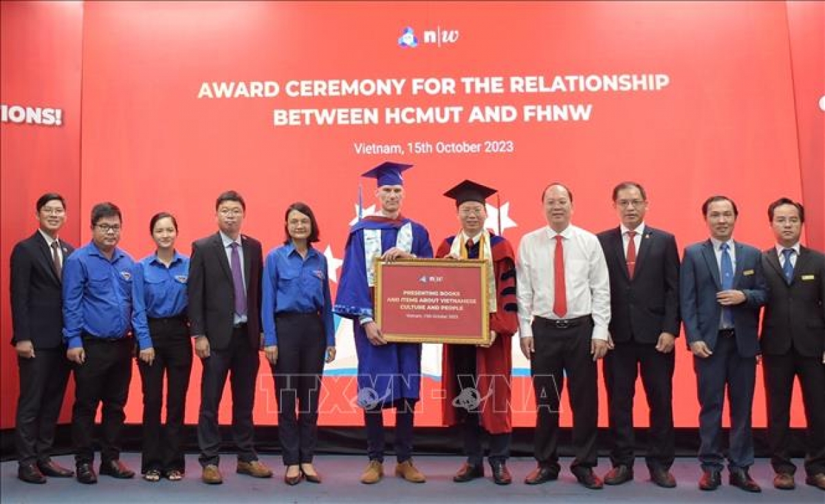 PGS, TS Mai Thanh Phong, Hiệu trưởng Trường Đại học Bách khoa (Đại học Quốc gia Thành phố Hồ Chí Minh) trao bảng tượng trưng “Tủ sách Việt Nam" cho Giáo sư, Tiến sỹ Andreas Hinz, Giám đốc Chương trình MBA của Khoa Kinh doanh, Đại học Khoa học Ứng dụng và Nghệ thuật Tây Bắc Thụy Sĩ. ( Ảnh TTX Việt Nam )