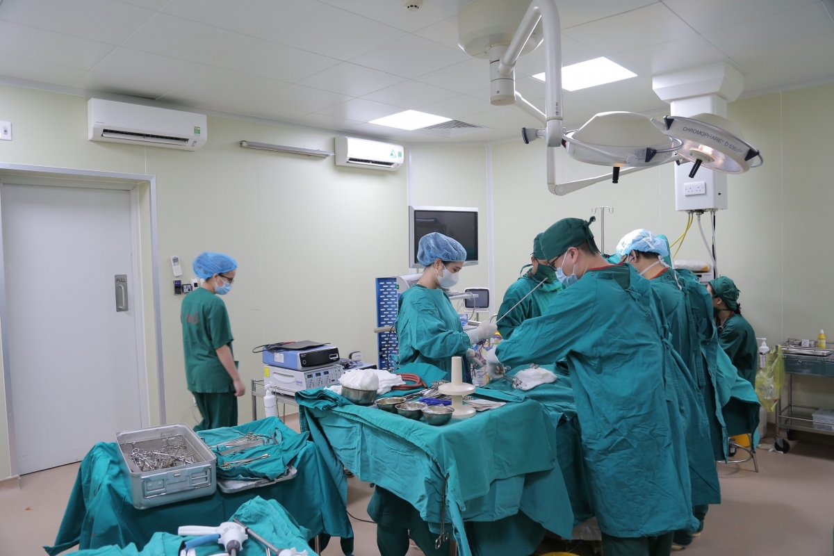 Các BS BVĐK Đức Giang tiến hành phẫu thuật cho bệnh nhân