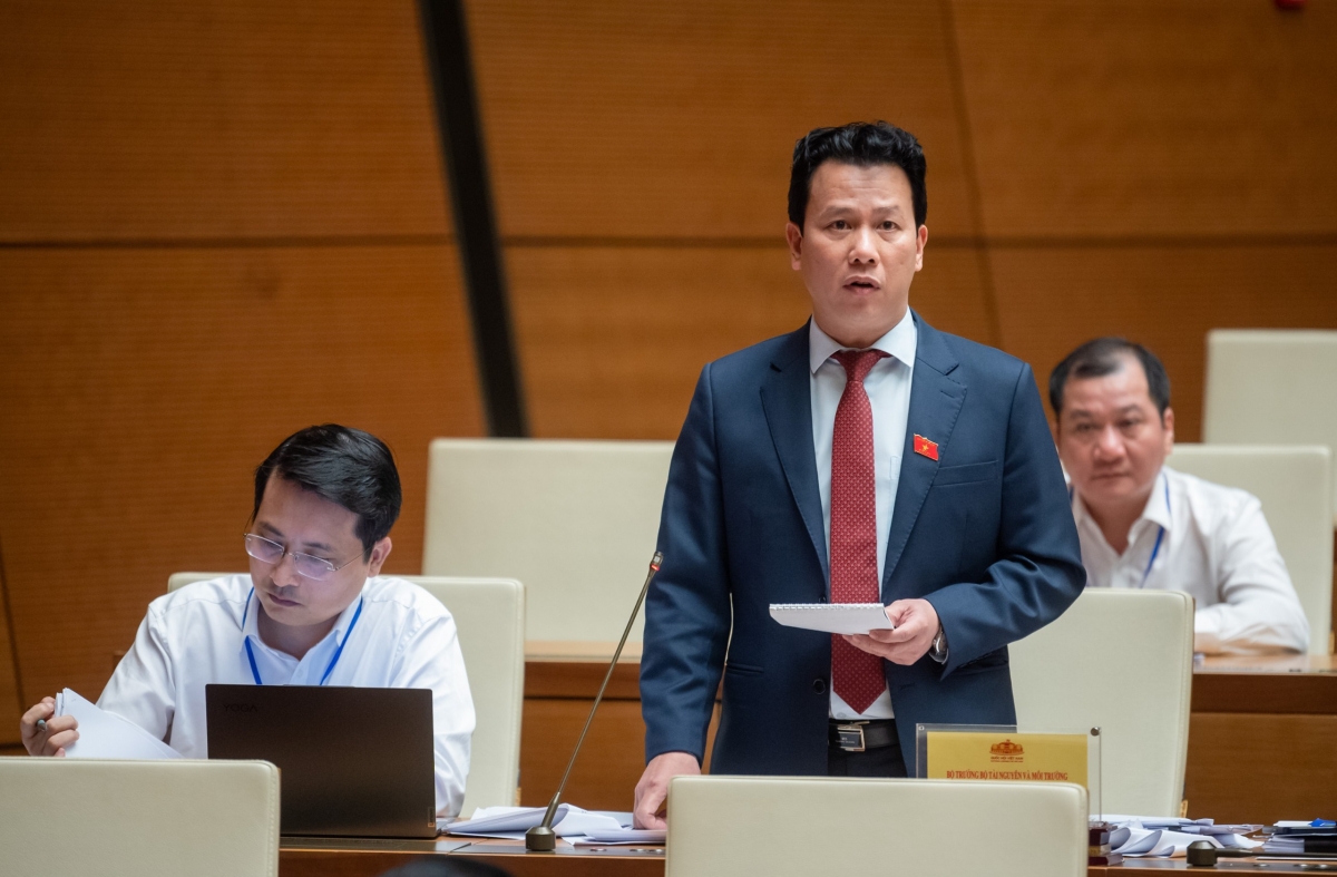 Bộ trưởng Bộ Tài nguyên và Môi trường Đặng Quốc Khánh trong phiên chất vấn và trả lời chất vấn