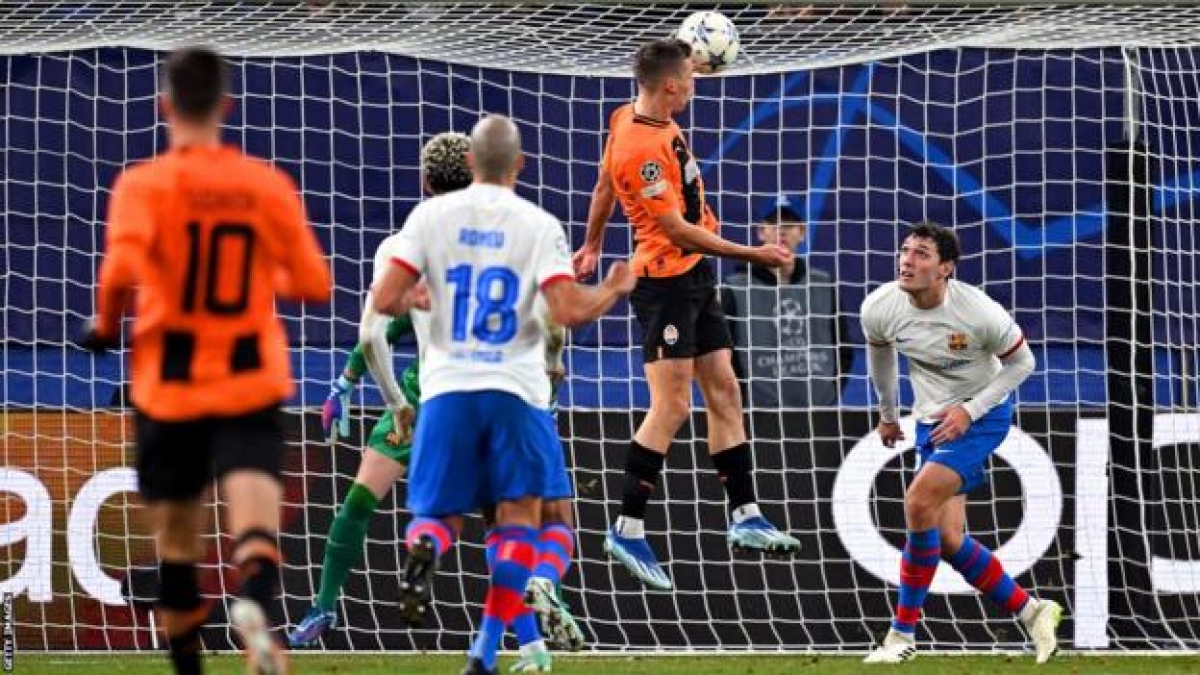 Danylo Sikan đánh đầu tung lưới thủ môn Marc-Andre ter Stegen ở phút 40