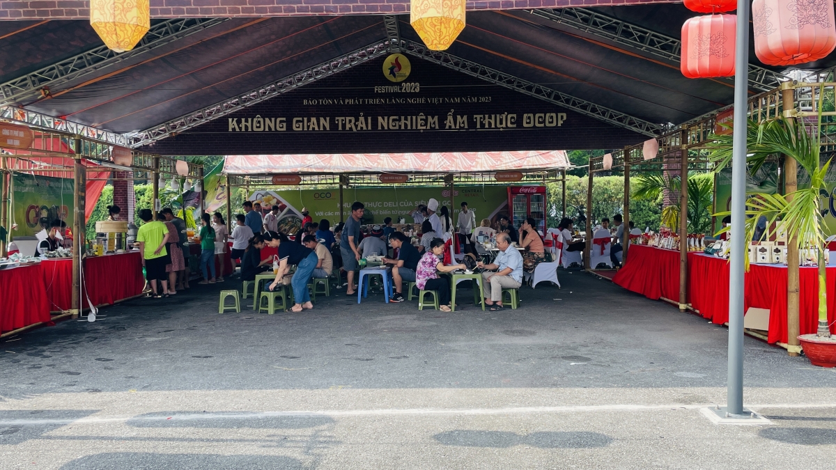Không gian trải nghiệm thực phẩm OCOP với nhiều món ăn đặc sản, chế biến tại chỗ để du khách thưởng thức.