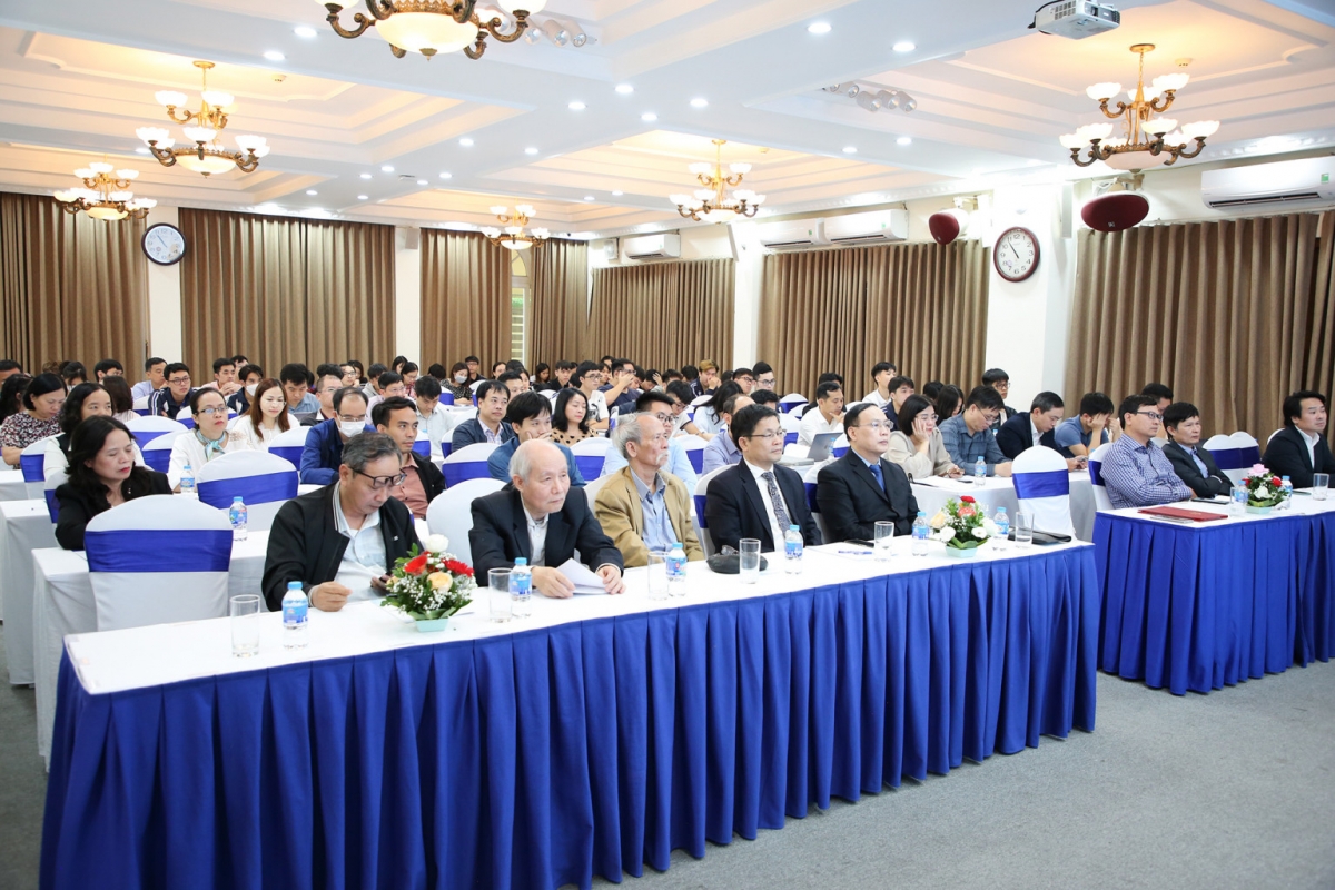 Các thầy cựu lãnh đạo nhà trường và các giảng viên sinh viên tham dự buổi Lễ