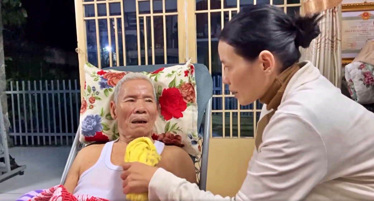 Chị Lan luôn bên cạnh, chăm sóc, trò chuyện từ khi ông Hùng bệnh, phải nằm liệt giường