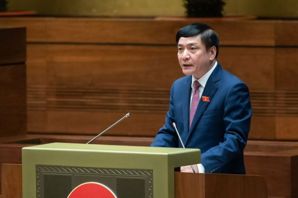 Tổng Thư ký Quốc hội, Chủ nhiệm Văn phòng Quốc hội Bùi Văn Cường trình bày tờ trình