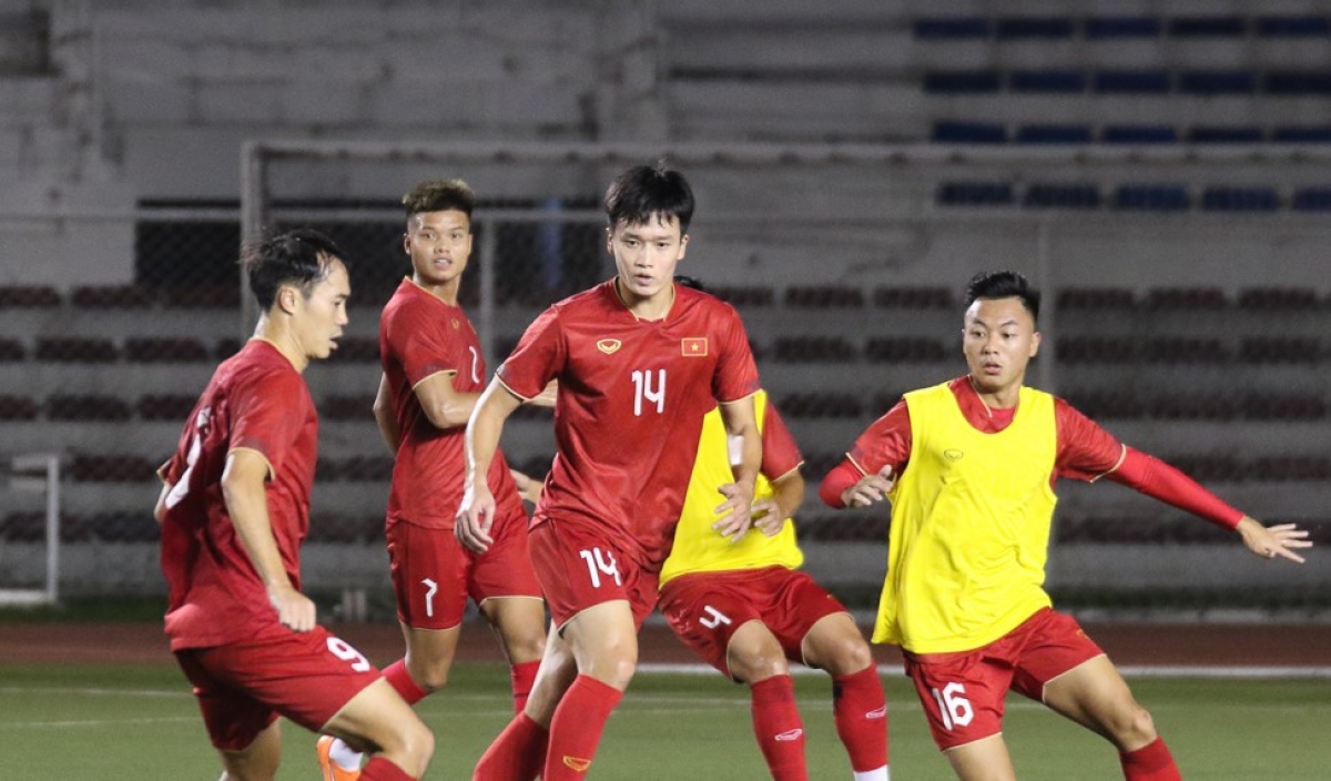 Hoàng Đức chỉ có thể đổ mồ hôi trên sân tập của đội tuyển Việt Nam (Ảnh: VFF)