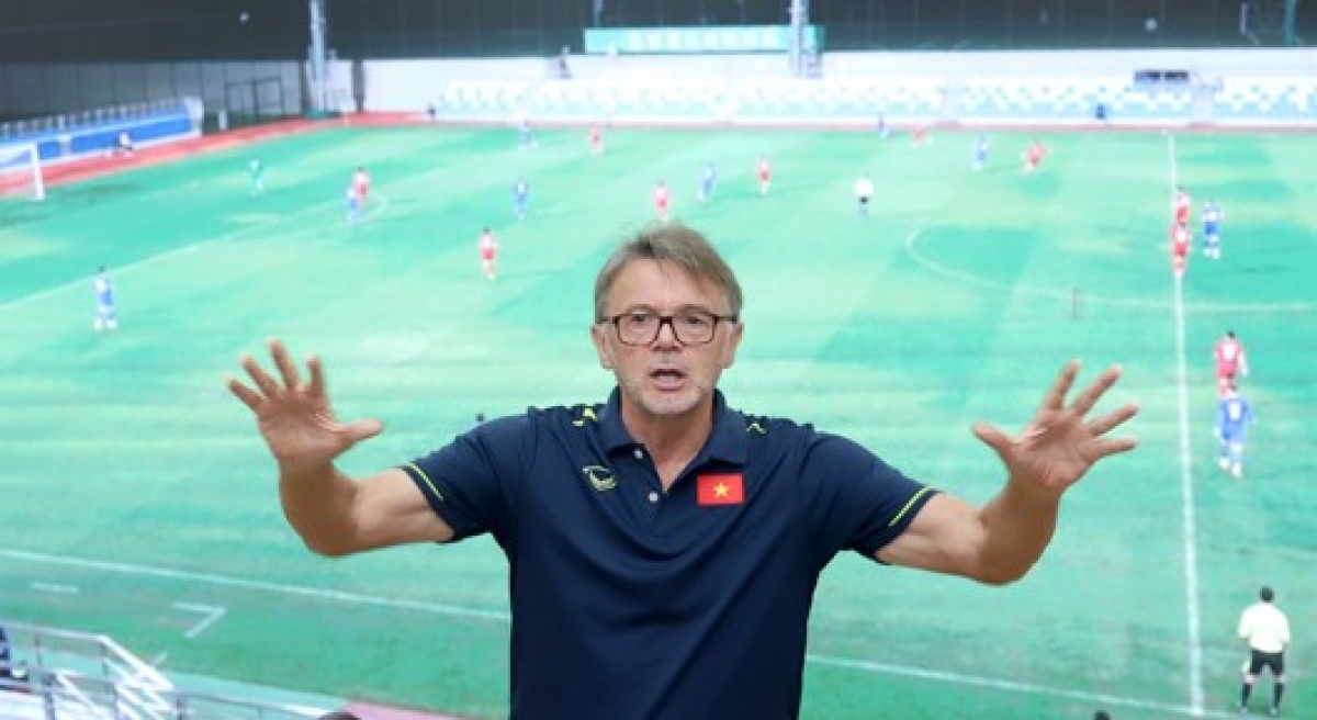 HLV Troussier đang quá cấp tập khi làm mới đội tuyển Việt Nam? (Ảnh: VFF)