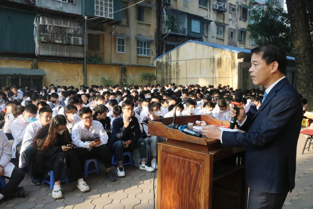 Đồng chí Vũ Thanh Mai, Phó Trưởng ban Tuyên giáo Trung ương trò chuyện với thầy trò trường PTTH chuyên Khoa học Tự nhiên