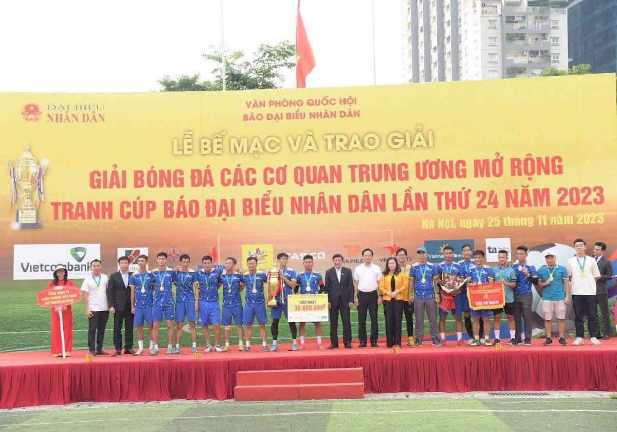 Tổng thư ký Quốc hội - Chủ nhiệm Văn phòng Quốc hội Bùi Văn Cường trao Cúp vô địch cho đội Vietnam Airlines