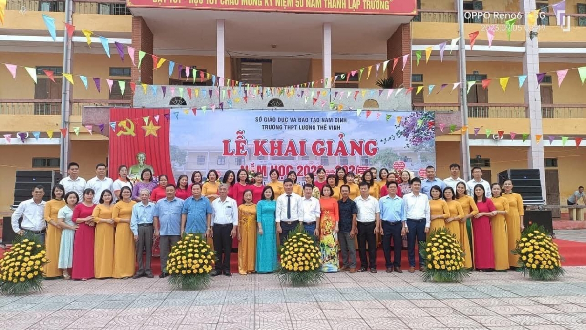 Tập thể cán bộ giáo viên Trường THPT Lương Thế Vinh, huyện Vụ Bản, tỉnh Nam Định