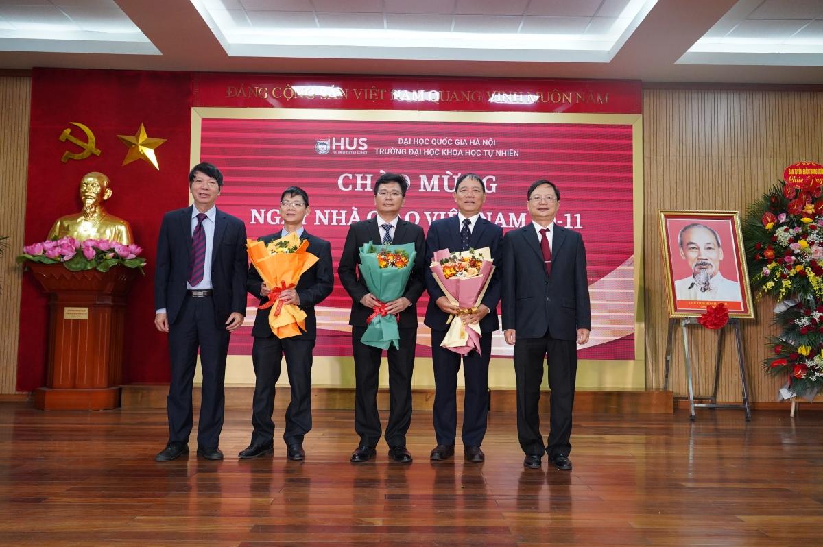 Lãnh đạo nhà trường tặng hoa chúc mừng 3 tân Giáo sư năm 2023 của trường ĐHKHTN