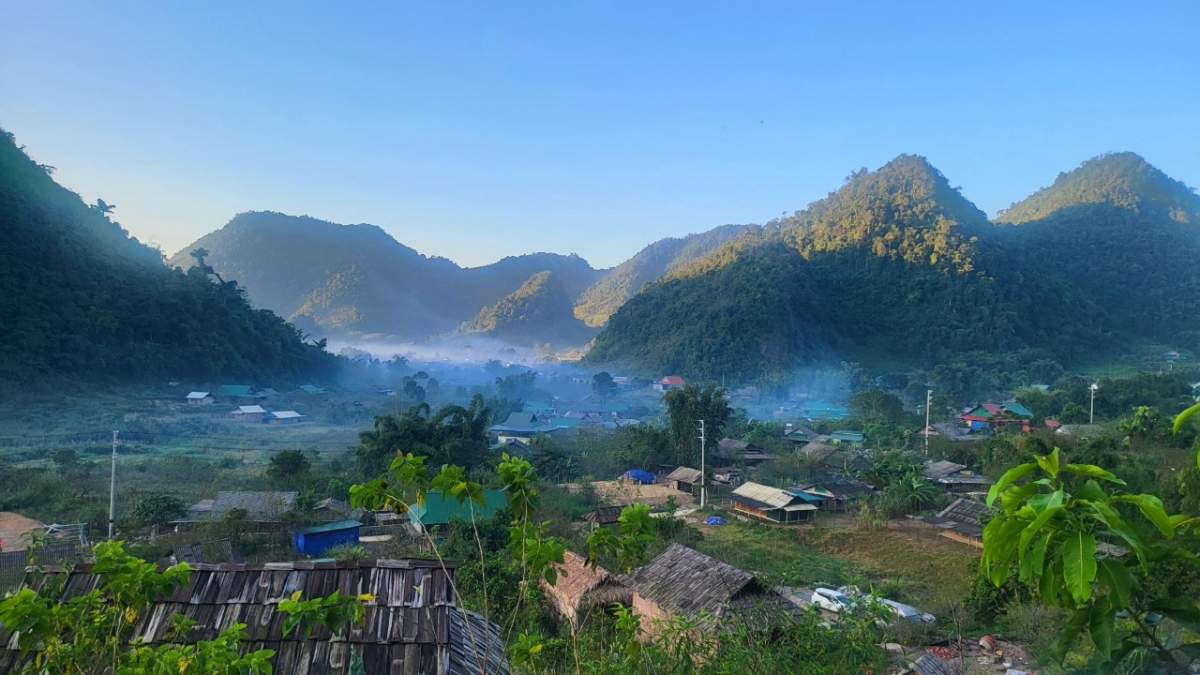 Khung cảnh yên bình, tựa đẹp như tranh ở các bản làng thuộc xã Mường Lống, huyện Kỳ Sơn, tỉnh Nghệ An - Nơi đây là điểm du lịch sinh thái kết hợp du lịch cộng đồng có nhiều khởi sắc, tạo sản phẩm du lịch bốn mùa cho du lịch Nghệ An