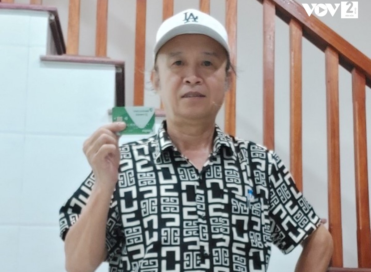 Ông Kiều Đình Chúc với tấm thẻ ATM