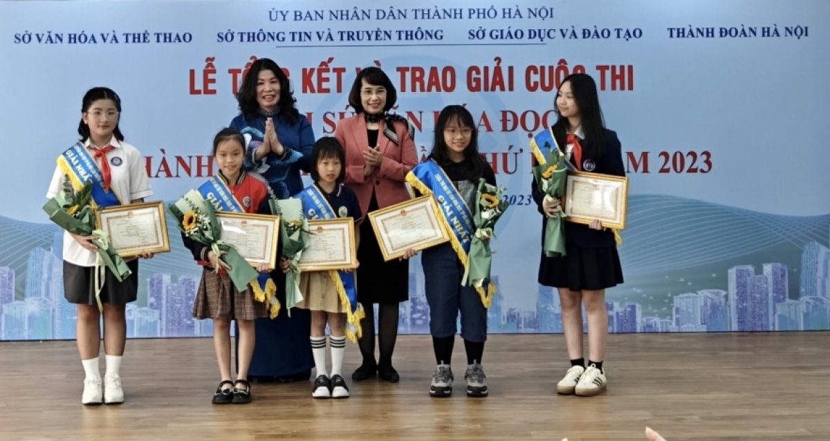 Bà Kiều Thúy Nga – Vụ trưởng Vụ Thư viện và bà Trần Thị Vân Anh – Phó Giám đốc Sở Văn hóa và Thể thao Hà Nội trao giải Nhất cho các thí sinh. Ảnh: Thư viện HN