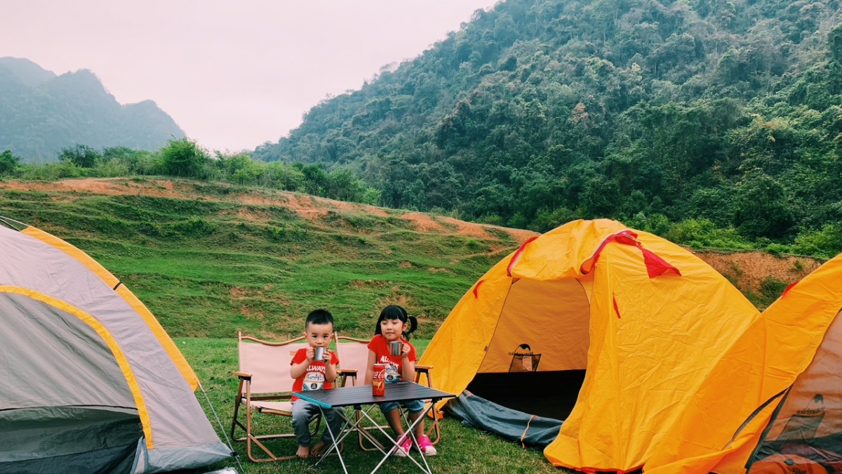 2 chị em Cici và Rio ở thảo nguyên Đồng Lâm, huyện Hữu Lũng, Lạng Sơn