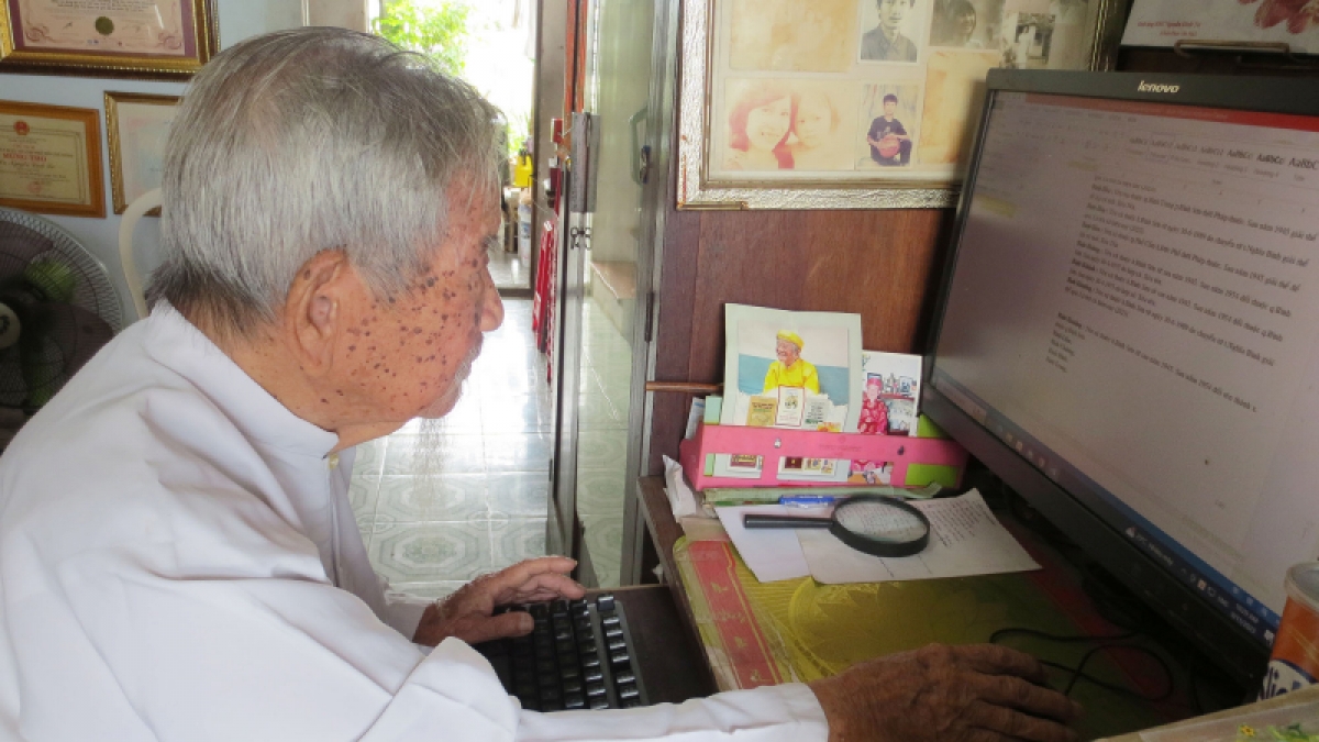 Sức làm việc ở tuổi 103 của ông không hề thua kém những người trẻ.