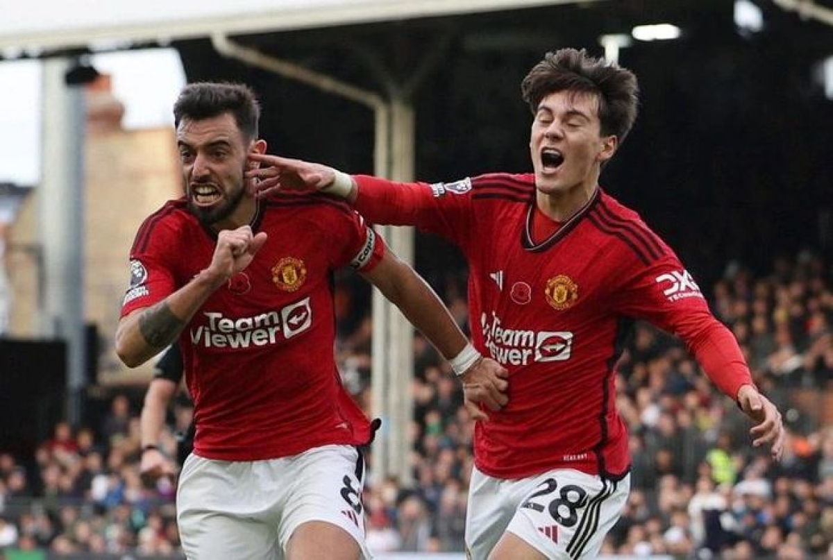 Bruno Fernandes (trái) sau khi ghi bàn thắng vào lưới Fulham - Ảnh: REUTERS