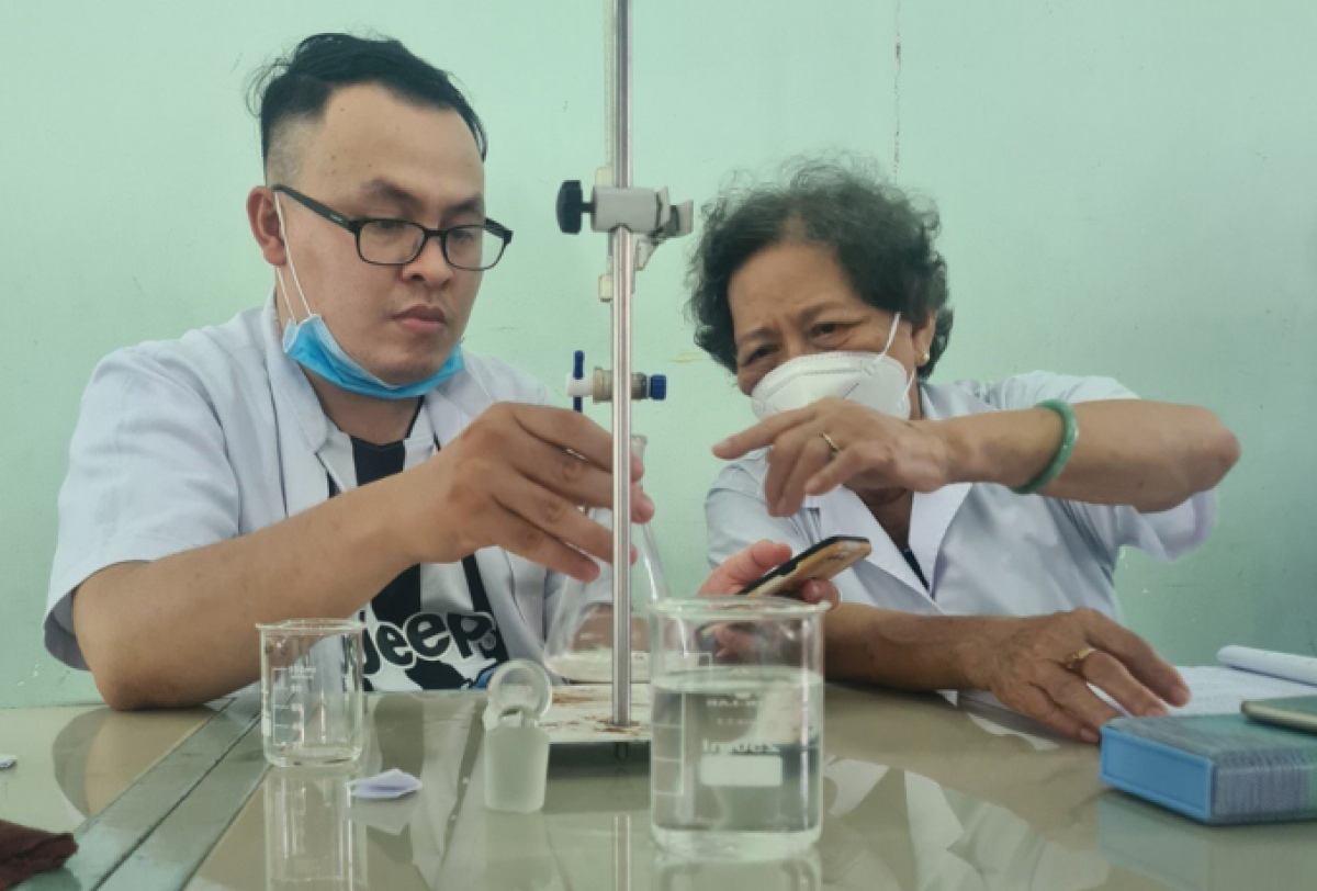 Sinh viên Nguyễn Thị Hồng Lựu (phải) trong giờ thực hành