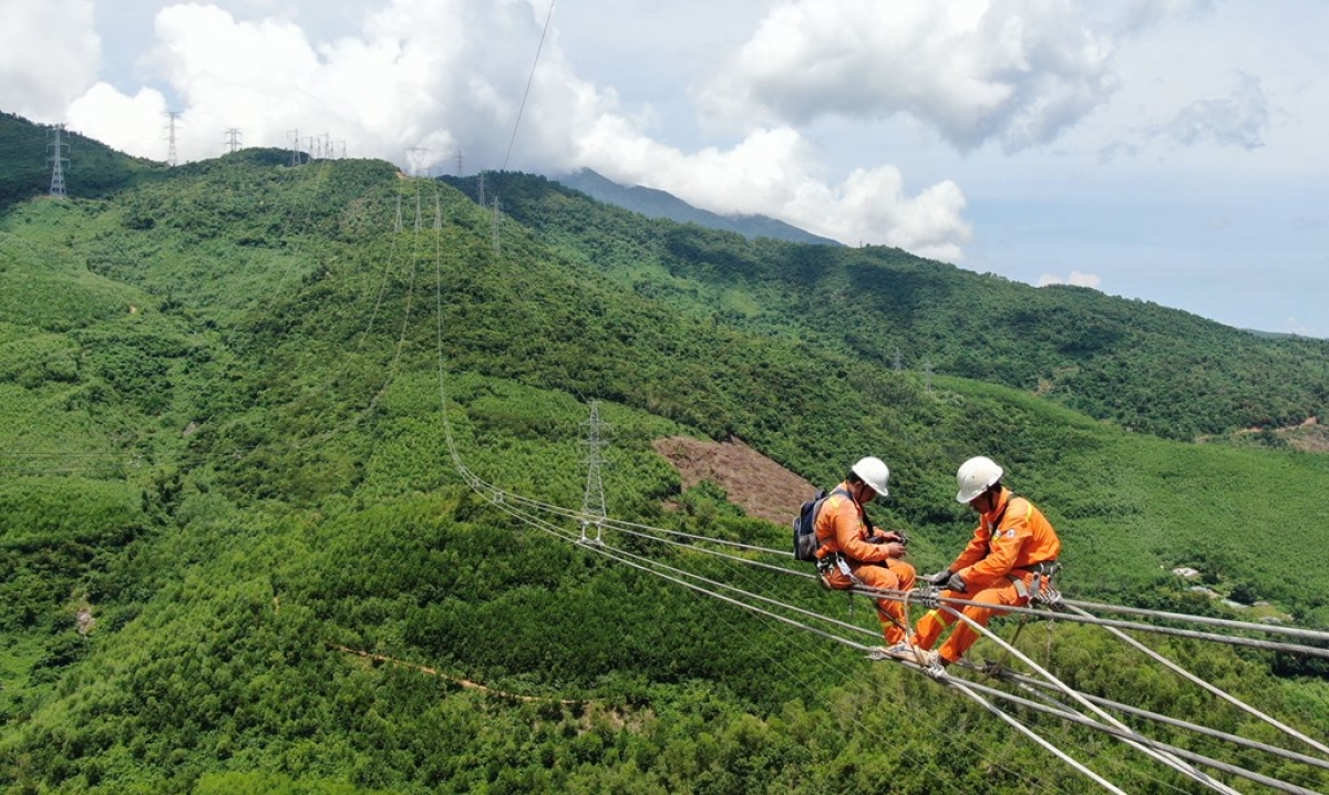 Những người lính truyền tải điện đu mình để sửa chữa đường dây (Ảnh KT)