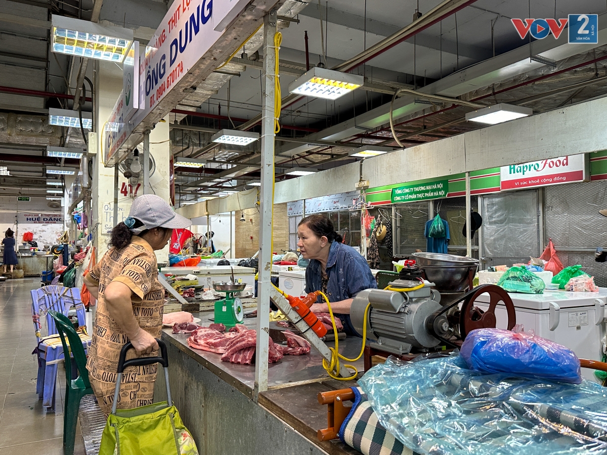 Tại khu quầy hàng thực phẩm tươi sống, đa phần những chủ quầy còn trụ lại đều lớn tuổi, khó chuyển đổi nghề.