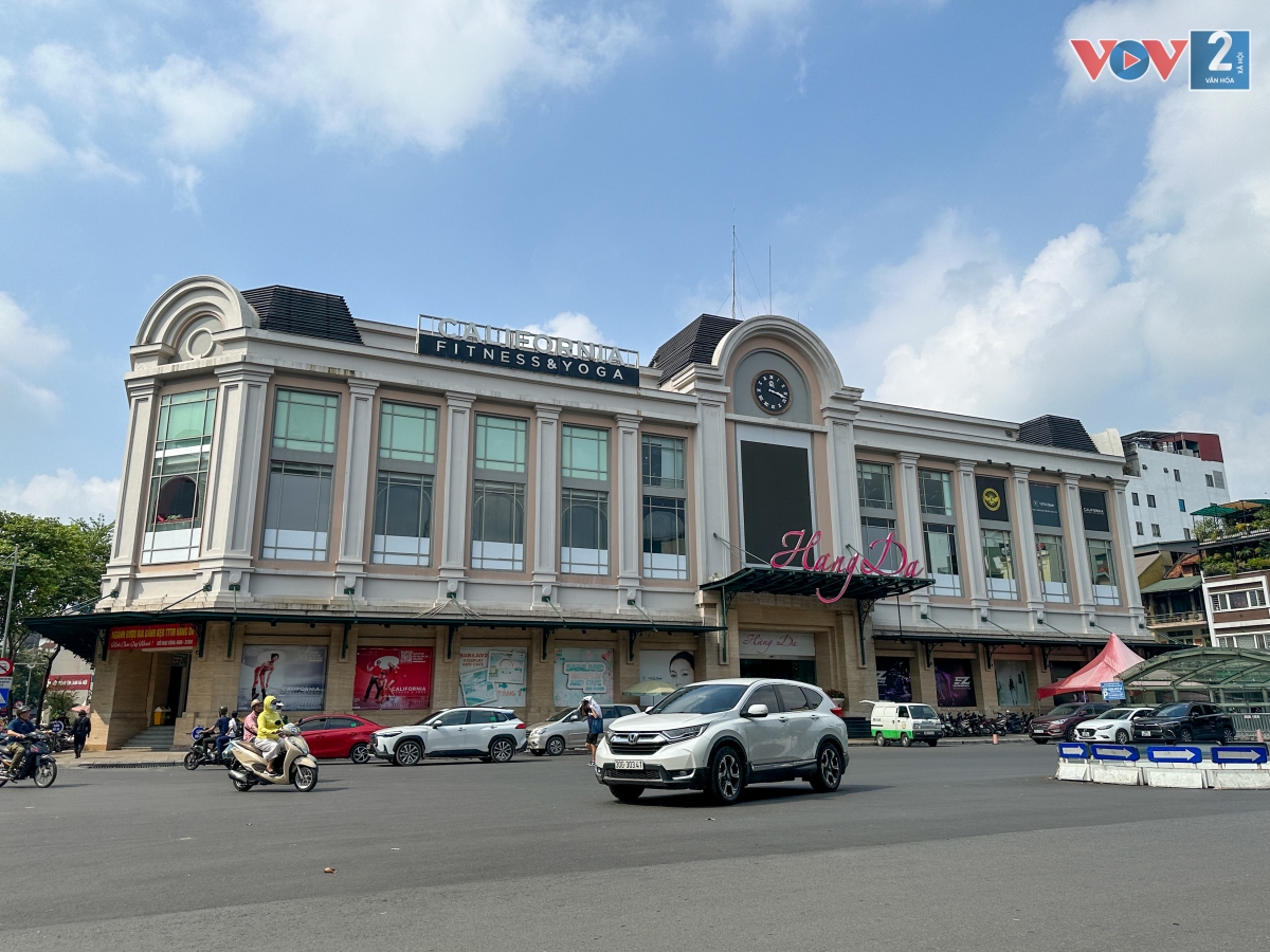 Cũng nằm ở một vị trí đắc địa của trung tâm quận Hoàn Kiếm là chợ Hàng Da. Được chủ đầu tư là Công ty cổ phần Hàng Da xây dựng đầu năm 2009, trên nền chợ cũ có diện tích hơn 3.000m2, chợ có quy mô 5 tầng nổi, 2 tầng hầm với tổng mức đầu tư 236 tỷ đồng. Tuy được cải tạo lại khang trang và sạch sẽ song Trung tâm thương mại Hàng Da đến nay vẫn không thể tìm lại vẻ sầm uất khi xưa.