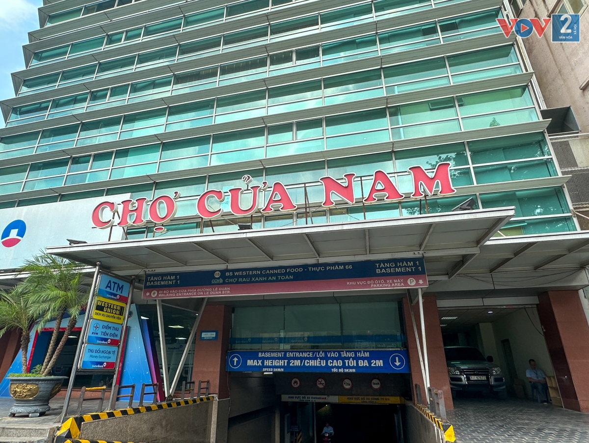 Tuy nhiên, sau khi chuyển đổi, chợ đã không còn là chợ, không có tiểu thương và được chuyển đổi mục đích sử dụng. Giờ dấu tích duy nhất còn sót lại là dòng chữ “Chợ Cửa Nam”. Nếu cần mua bán thì có thể tìm đến chợ Ngô Sĩ Liên, cách khoảng 1km.