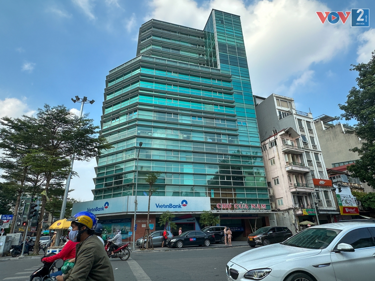 Nằm tọa lạc trên “đất vàng”, chợ Cửa Nam, quận Hoàn Kiếm là một trong những đơn vị đầu tiên khu vực nội thành thực hiện chuyển đổi mô hình từ chợ thành trung tâm thương mại và là công trình xây dựng kỷ nệm 1000 năm Thăng Long, Hà Nội.