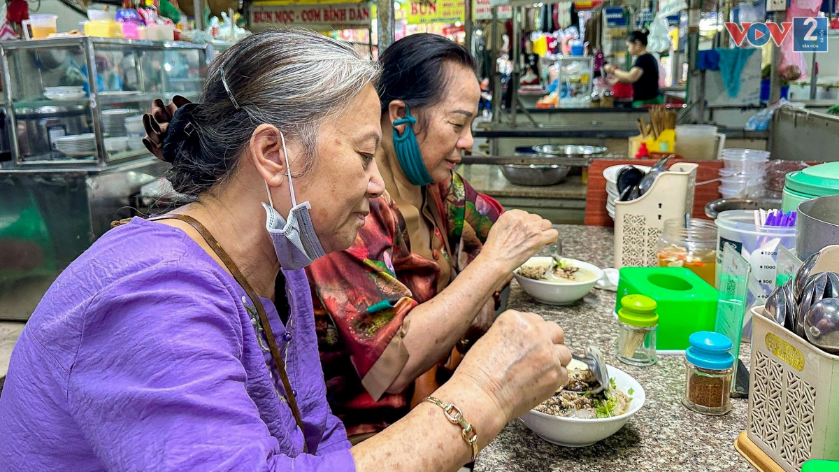 Đa phần, khách tại chợ là người dân sinh sống quanh khu vực hay dân văn phòng vào ăn trưa.
