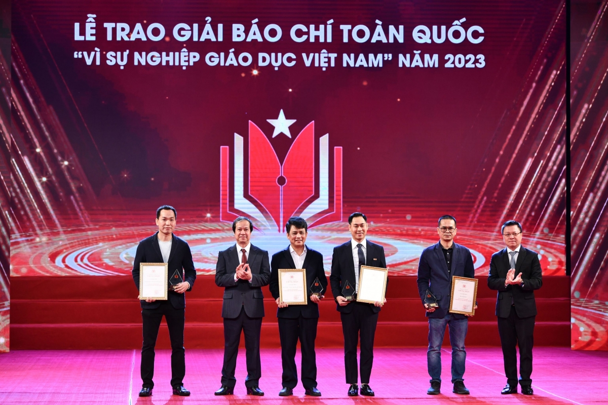 Bộ trưởng Bộ GD-ĐT Nguyễn Kim Sơn và ông Lê Quốc Minh - Phó Trưởng Ban Tuyên giáo Trung ương, Tổng Biên tập Báo Nhân dân, Chủ tịch Hội Nhà báo Việt Nam trao giải Cống hiến cho 4 đơn vị: Ban Khoa giáo (Đài Truyền hình Việt Nam), Ban Văn hoá - Xã hội (Đài Tiếng nói Việt Nam), Báo Lao động, Báo Vietnamnet